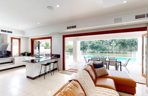 Broadbeach House | Luxury Villas Lakeland Keys (Heated Pool)