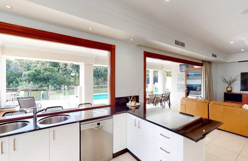 Broadbeach House | Luxury Villas Lakeland Keys (Heated Pool)