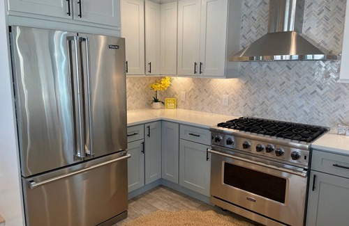 Narragansett House | Luxury Water View-Walk to Beach-Central Air 4 Bedroom-Newly Remodeled Sleeps 10