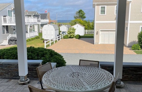 Narragansett House | Luxury Water View-Walk to Beach-Central Air 4 Bedroom-Newly Remodeled Sleeps 10