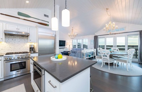 Snug Harbor House | Luxury Waterfront Retreat