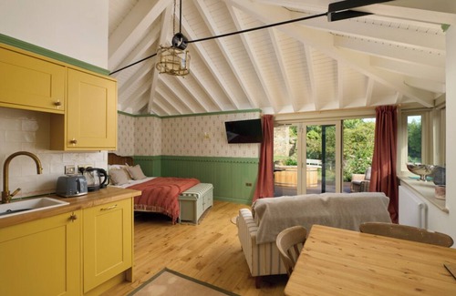 Salcombe Cabin | Luxury Waterfront Boathouse with Hot Tub, Private Garden & Alfresco Kitchen