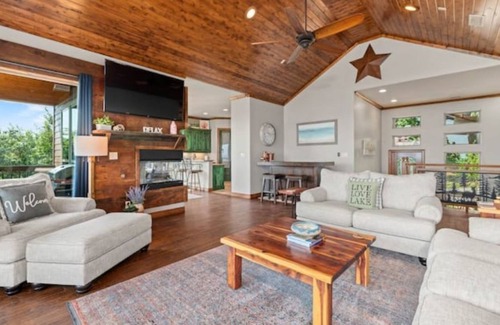 Pottsboro House | Luxury Waterfront Lakehouse on Texoma!