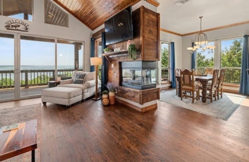 Pottsboro House | Luxury Waterfront Lakehouse on Texoma!