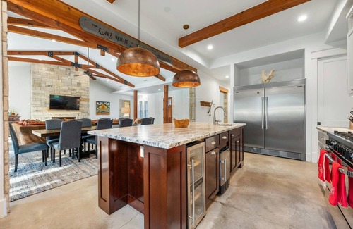 Horseshoe Bay House | ⭐️⭐️LUXURY WATERFRONT-PONTOON CHARTER CREDIT-CHEF’S KITCHEN-FIRE PIT-SLEEPS 24⭐️⭐️