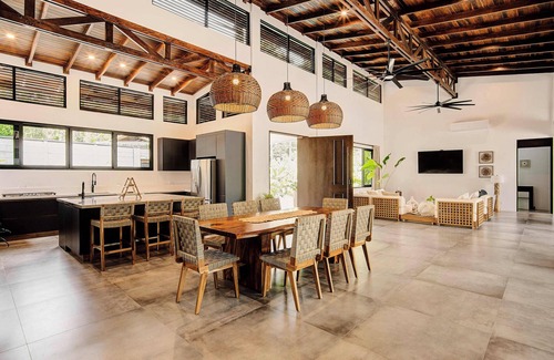 Chiguata House | Luxury within the lush tropical jungle of Playa Chiquita. Casa Chela is a brand new and splendid beach house offers the ultimate Caribbean experience. Modern style, perfect spaces to make your vacation unbeatable.