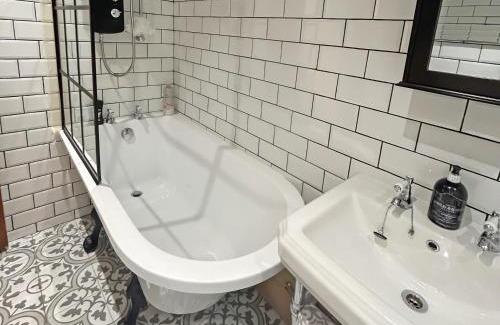 Caernarfon House | Lyndene Cottage