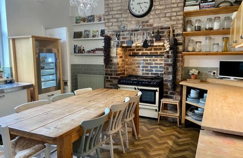 Huyton House | Lyndhurst - Victorian villa with heated pool