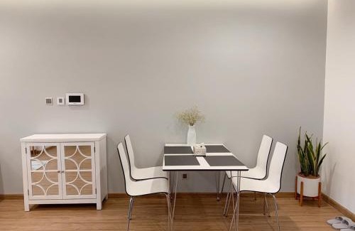 Ngoc Khanh Apartment | Lynn Housing Vinhomes Metropolis 2BR LuxuryService near Lotte