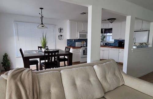 Flour Bluff House | M&K's Charming 3-bedroom house by the Bay in lovely Corpus Christi with AC, WiFi