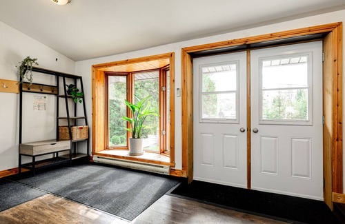 Sainte-Lucie-des-Laurentides House | Maison du lac, 5BR avec plage de sable, SPA et feu