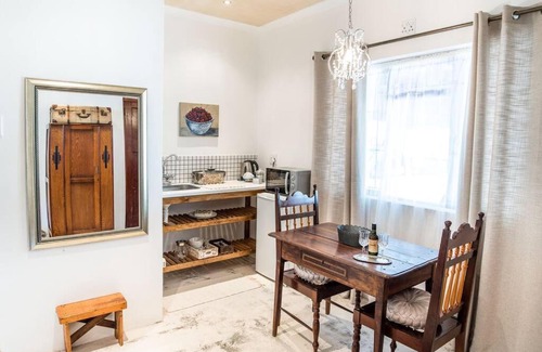 Robertson House | Mabet & Gabriella Guest Rooms