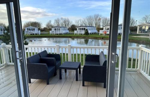 Mablethorpe House | Mablethorpe Lakeside Caravan with Decking & Wi-Fi!