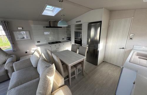 Mablethorpe House | Mablethorpe Lakeside Caravan with Decking & Wi-Fi!