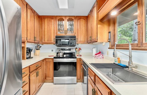 Windcliff Estates House | Macmillan Dog-friendly Vacation At Windcliff 4 Bedroom Home by RedAwning
