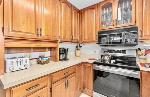 Windcliff Estates House | Macmillan Dog-friendly Vacation At Windcliff 4 Bedroom Home by RedAwning