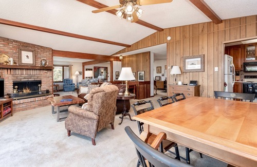 Windcliff Estates House | Macmillan Dog-friendly Vacation At Windcliff 4 Bedroom Home by RedAwning