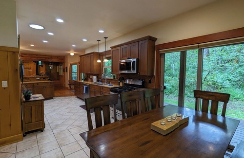 Paradise Estates Cabin | Magical Mountain Lodge - Sleeps 10! 5beds+4baths. Hot tub+Sauna+EV+BBQ