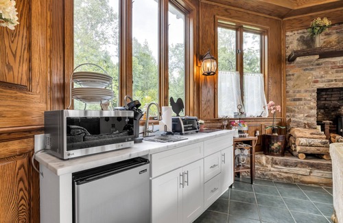 Cleveland Cottage | Magical secluded hideaway on a French Country Estate with tranquil creek & ponds