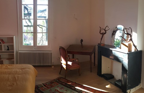 Les Arceaux Apartment | Magnificent living room and terrace overlooking the garden