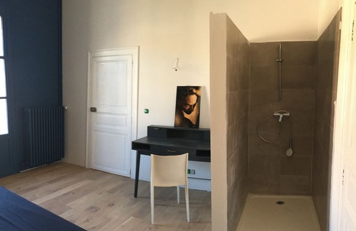 Les Arceaux Apartment | Magnificent living room and terrace overlooking the garden