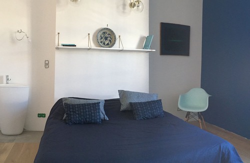 Les Arceaux Apartment | Magnificent living room and terrace overlooking the garden