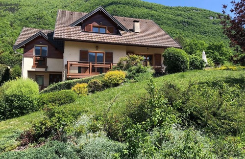 Verthier Villa | Magnificent villa in a green setting between lake and mountains
