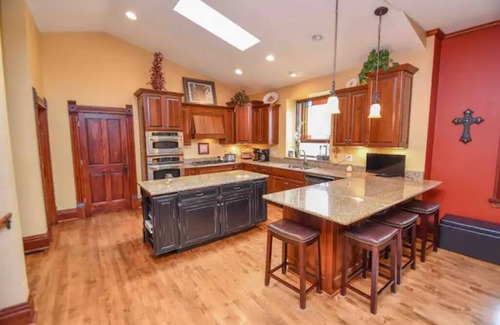 Wales House | Magnificently restored, charming, 8+ Bed-Victorian on a beautiful 1.5 acres.