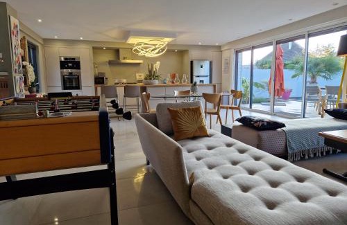 Ouistreham Villa | MAGNIFIQUE VILLA LUXE COSY POPPIES HOLIDAY - Noël à la Mer, Flipper, Baby-foot, SPA, Jardin Illuminé, Plage Riva Bella à 300m, Magie de Noël, Tout Confort, Idéale Familles, Groupes & EVG EVJF, Proche Cabourg, Week-end & Courts Séjours !