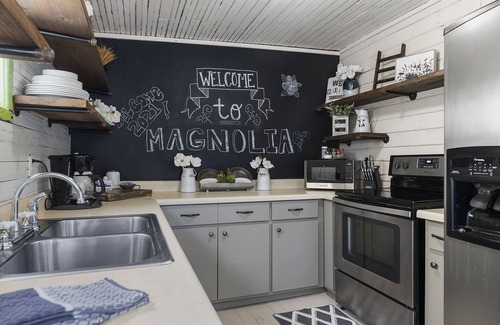 Fredericksburg Cabin | Magnolia Farmhouse at Lost Creek/Hot Tub🍷/Close to Downtown!