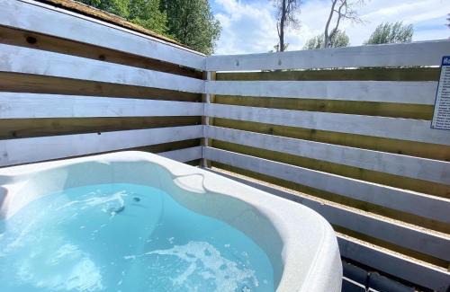 Warminster House | Magpie 4 Hot Tub Huntersmoon-Warminster-Bath-Salisbury