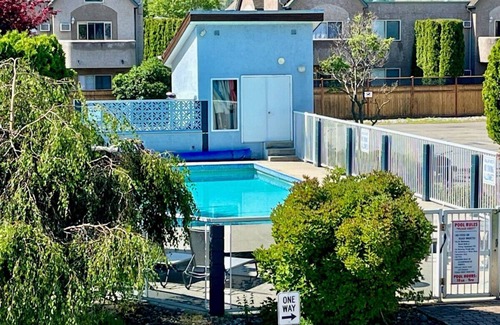 Okanagan-Similkameen Apartment | Main Beach Apartment with Outdoor Pool
