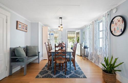 Meredith House | Main St Location Walk To Church Landing Pets