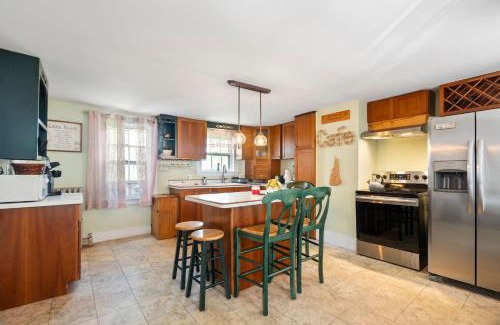 Meredith House | Main St Location Walk To Church Landing Pets