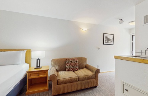West End Cabin | Main Street gem - pool & hot tub - walk to lifts, dog-friendly, balcony