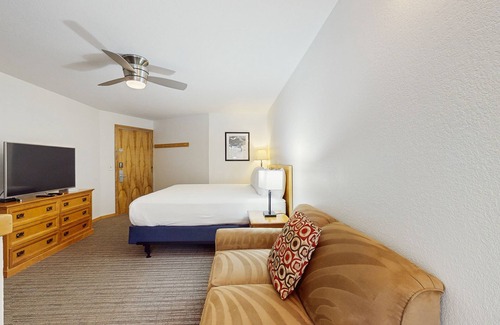 West End Cabin | Main Street gem - pool & hot tub - walk to lifts, dog-friendly, balcony