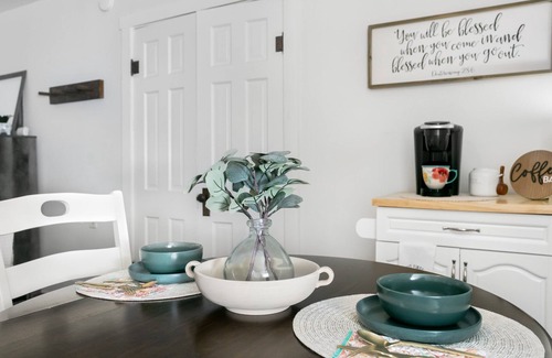 Fredericksburg Villa | Main Street Hideaway | Cozy Cottage | Queen Bed | Hot Tub