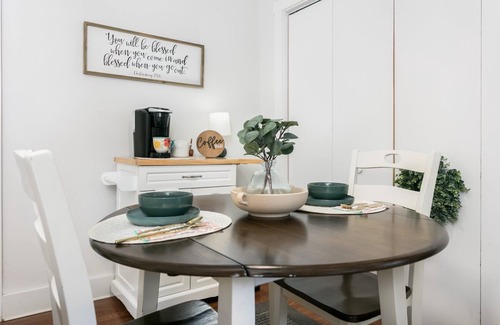 Fredericksburg Villa | Main Street Hideaway | Cozy Cottage | Queen Bed | Hot Tub