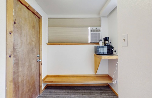 West End Cabin | Main Street room - pool & hot tub - walk to lifts, dog-friendly, garden-level