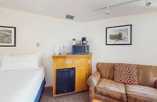 West End Cabin | Main Street room - pool & hot tub - walk to lifts, dog-friendly, top floor