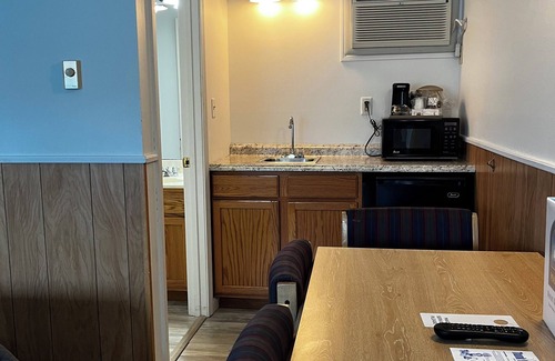 Hampton Hotel | Mainsail Motel & Cottages