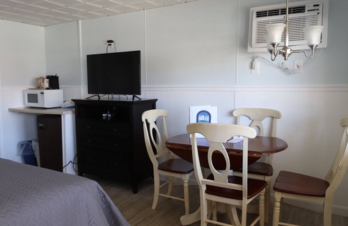 Hampton Hotel | Mainsail Motel & Cottages