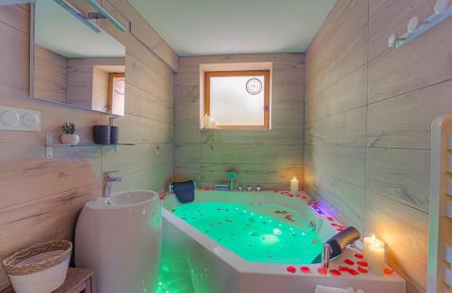Collonges-au-Mont-d'Or Apartment | Mairie - LB - Lyon 2 - Romantic ambience with whirlpool baths