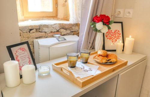 Collonges-au-Mont-d'Or Apartment | Mairie - LB - Lyon 2 - Romantic ambience with whirlpool baths