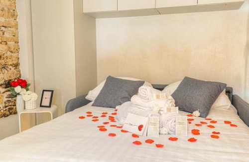 Collonges-au-Mont-d'Or Apartment | Mairie - LB - Lyon 2 - Romantic ambience with whirlpool baths