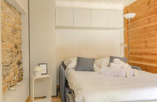 Collonges-au-Mont-d'Or Apartment | Mairie - LB - Lyon 2 - Romantic ambience with whirlpool baths