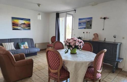 Les Martres-de-Veyre Apartment | Maison accueillante à Les Martres-de-Veyre avec jardin