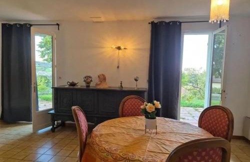 Les Martres-de-Veyre Apartment | Maison accueillante à Les Martres-de-Veyre avec jardin