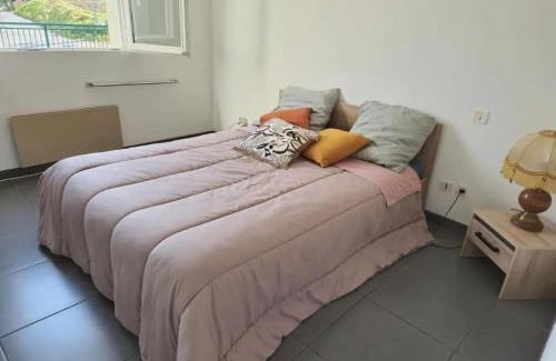 Les Martres-de-Veyre Apartment | Maison accueillante à Les Martres-de-Veyre avec jardin