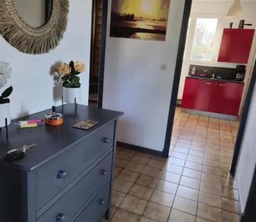 Les Martres-de-Veyre Apartment | Maison accueillante à Les Martres-de-Veyre avec jardin